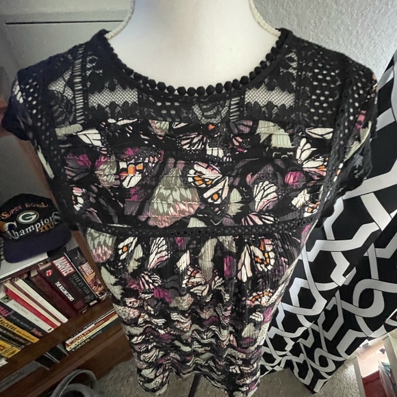 Mixed Media Flutter Sleeve Top - Picture 2 of 6